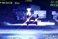 "Studzili głowy" wychylając się z samochodu. Kierowca zaskoczony kontrolą policji