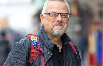 Pokazał się w takim stroju przed kamerą. "Przepraszam państwa"