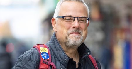 Pokazał się w takim stroju przed kamerą. "Przepraszam państwa"