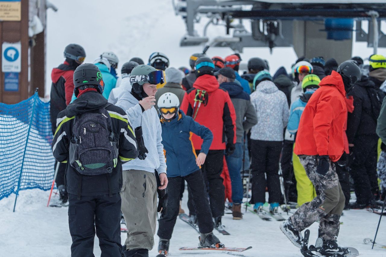 Tylicz: Zimowe szaleństwo czas zacząć. Pierwszy na Sądecczyźnie stok otwarty. Narciarze oblegają stok