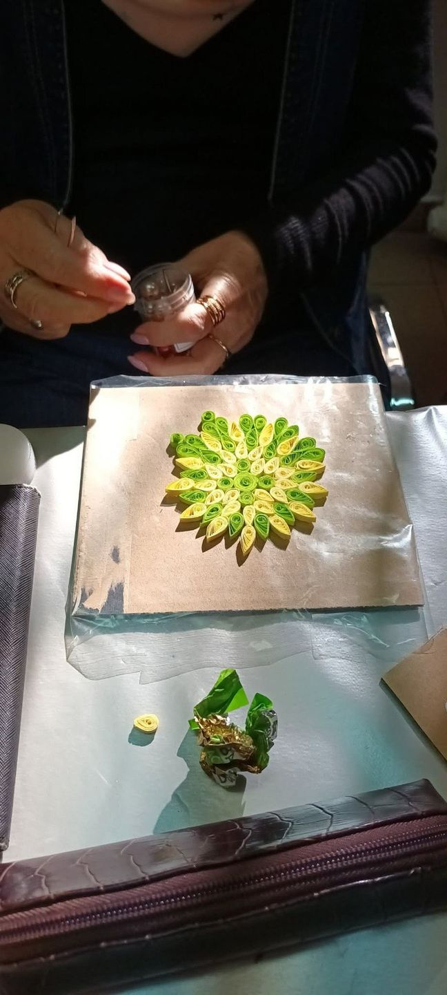 Seniorzy sami roznosili pakiety w różne części miasta aby sprawić innym radość.