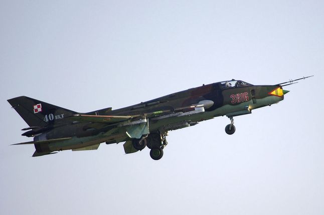 Samolot Su-22 z wysuniętym podwoziem