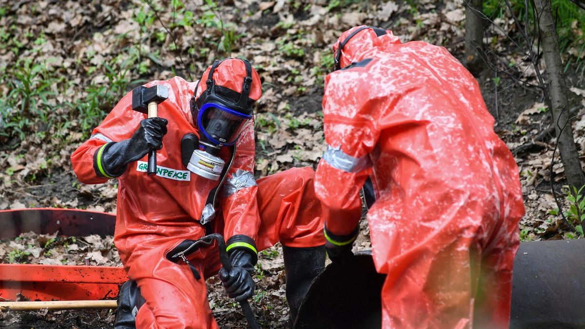 Akcja Greenpeace na ?l?skuFot. Lukasz Kalinowski/East News Ruda Slaska, 25.04.2023. Akcja Greenpeace Polska przy ujsciu sciekow z Kopalni Wegla Kamiennego "Halemba" do rzeki Koldnica. Wedlug aktywistow kopalnie zrzuca do rzeki silnie zasolona wode, ktora nastepnie zatruwa takze Odre, ktorej doplywem jest Klodnica.Lukasz Kalinowski