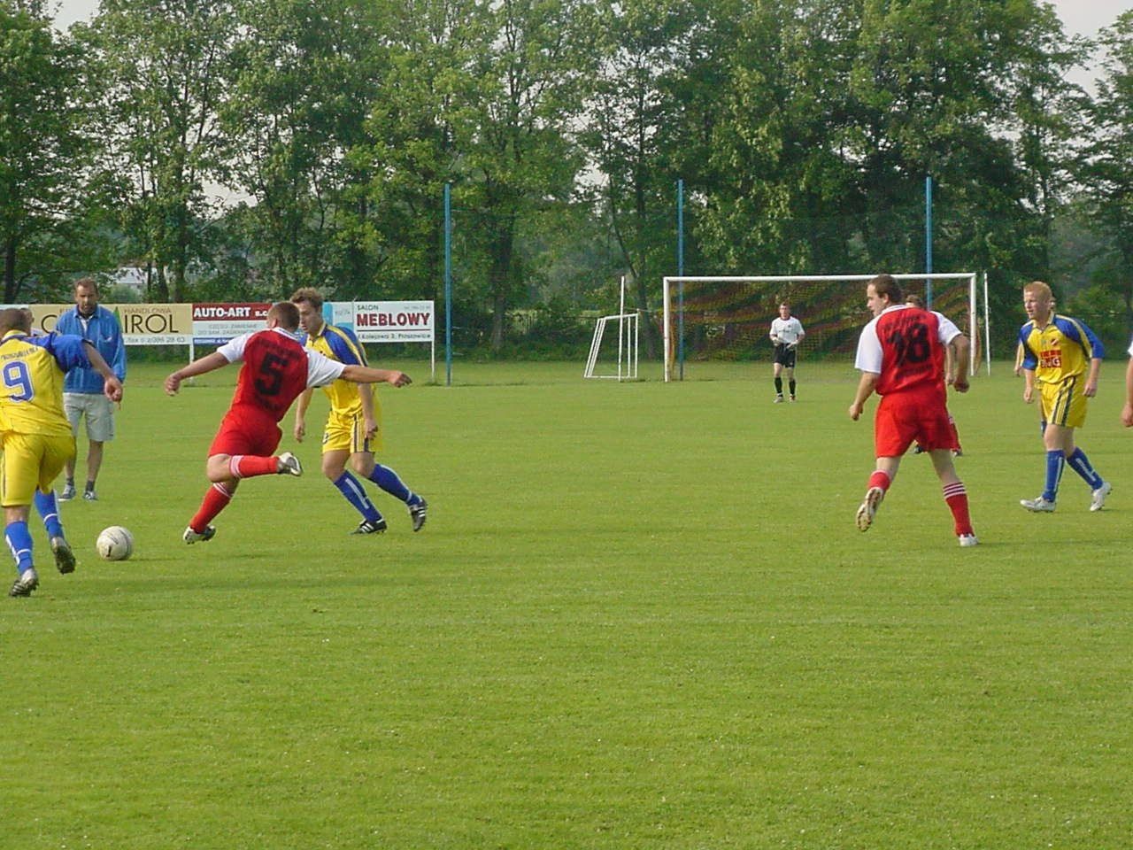 W czerwcu 2004 zdegradowana z III ligi Proszowianka (żółte stroje) pokonała występujący w klasie C Płomień Kościelec 2:1.