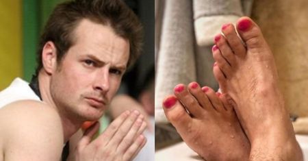 Małaszyński chwali się POMALOWANYMI PAZNOKCIAMI. Fani są zachwyceni jego stópkami: "Co za sexy czerwień"