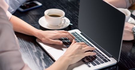 Intel zapowiada zmniejszenie zużycia energii przez ekrany w laptopach o połowę