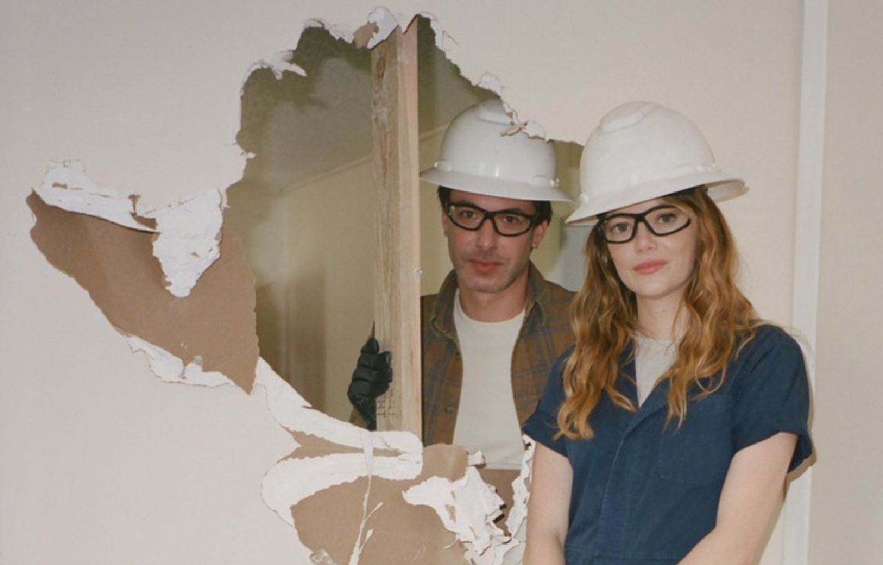 Emma Stone i Nathan Fielder to bohaterowie osobliwego serialu komediowego "The Curse"
