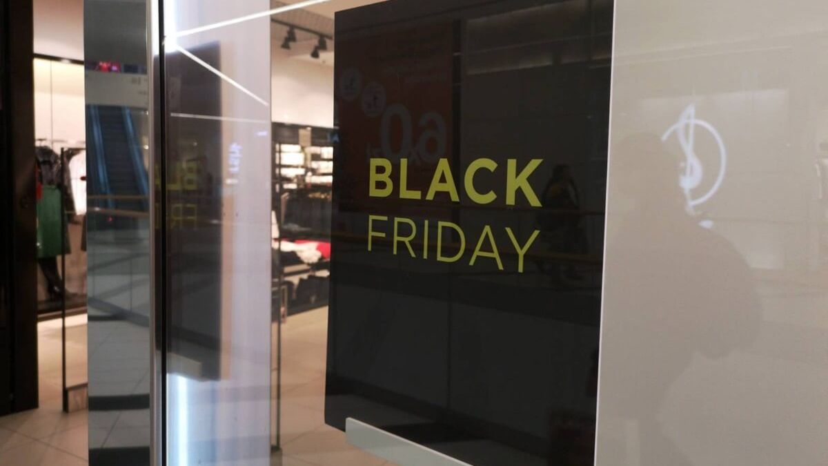 Kartka na witrynie sklepu z napisem Black Friday