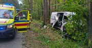 Długosiodło: Kierujący busem zasnął za kierownicą i wjechał w drzewo. 5 osób trafiło do szpitala