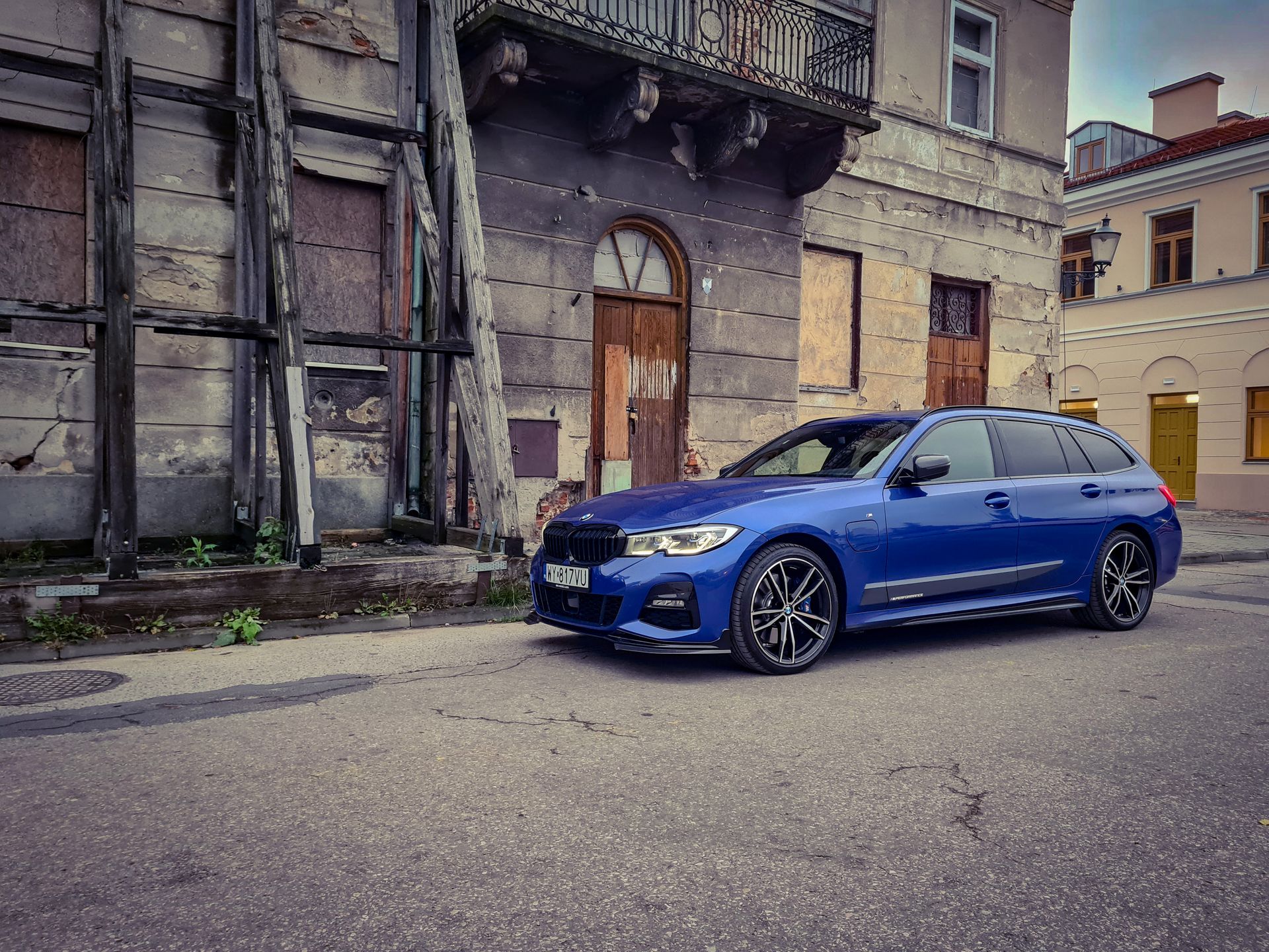 BMW 330e xDrive Touring: Hybryda plug-in oraz liczne systemy wsparcia 7