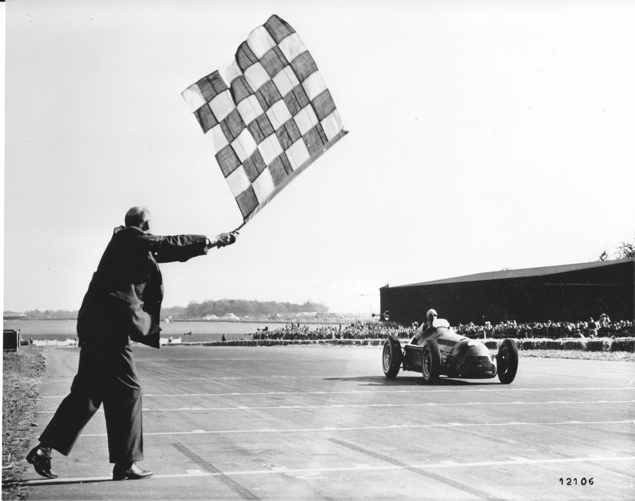 Alfa Romeo 158 przekracza linię mety na torze Silverstone, wygrywając tym samym pierwszy w historii wyścig Formuły 1