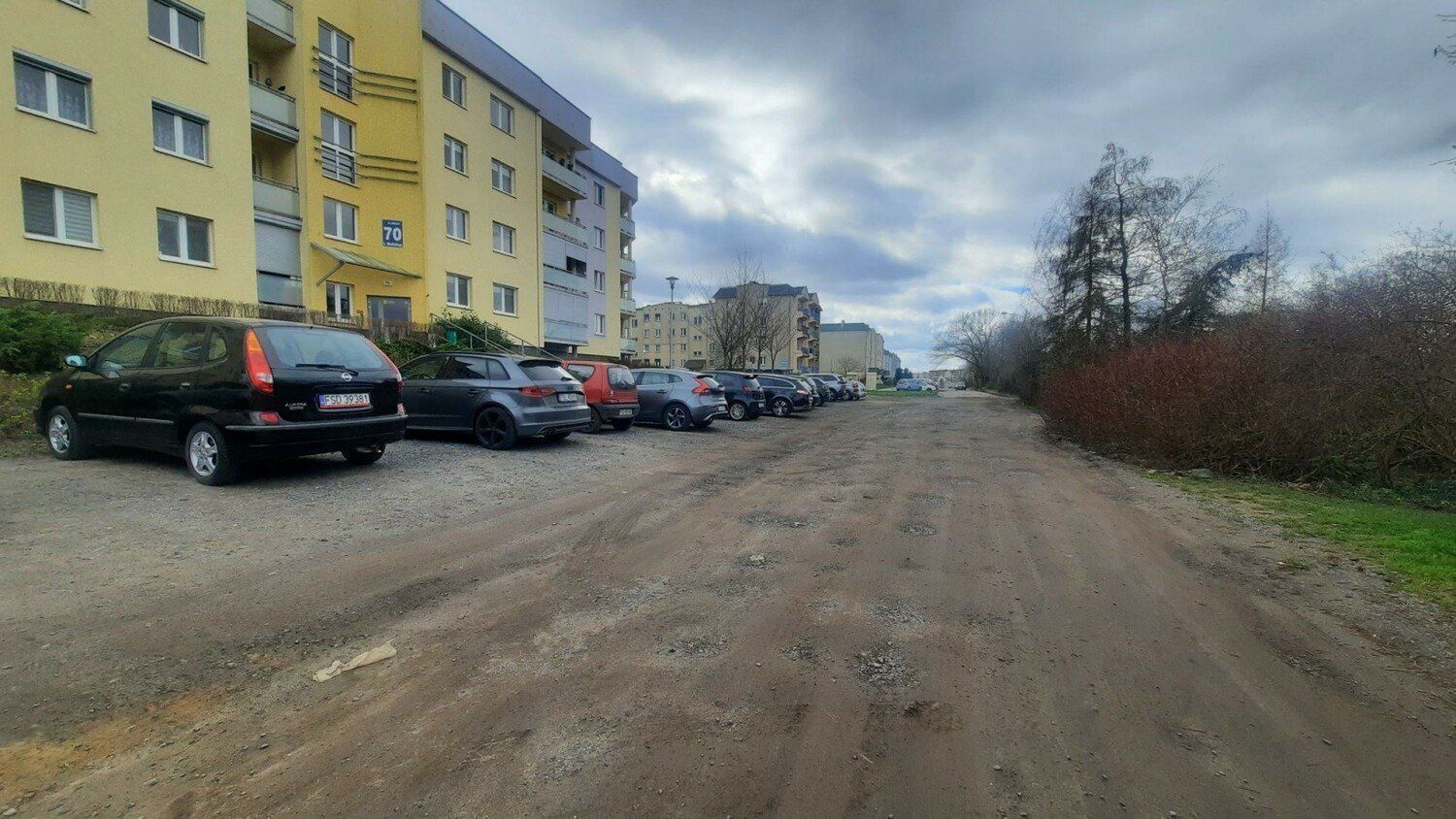 Część ulicy Okulickiego to dziś... zwykła droga gruntowa.