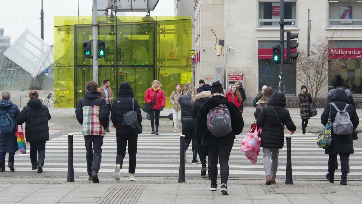 Stock MaBaPHOTO: ZOFIA I MAREK BAZAK / EAST NEWS 15.02.2023. Warszawa, ul. Swietokrzyska N/z ludzie na przejsciu dla pieszychZOFIA BAZAK