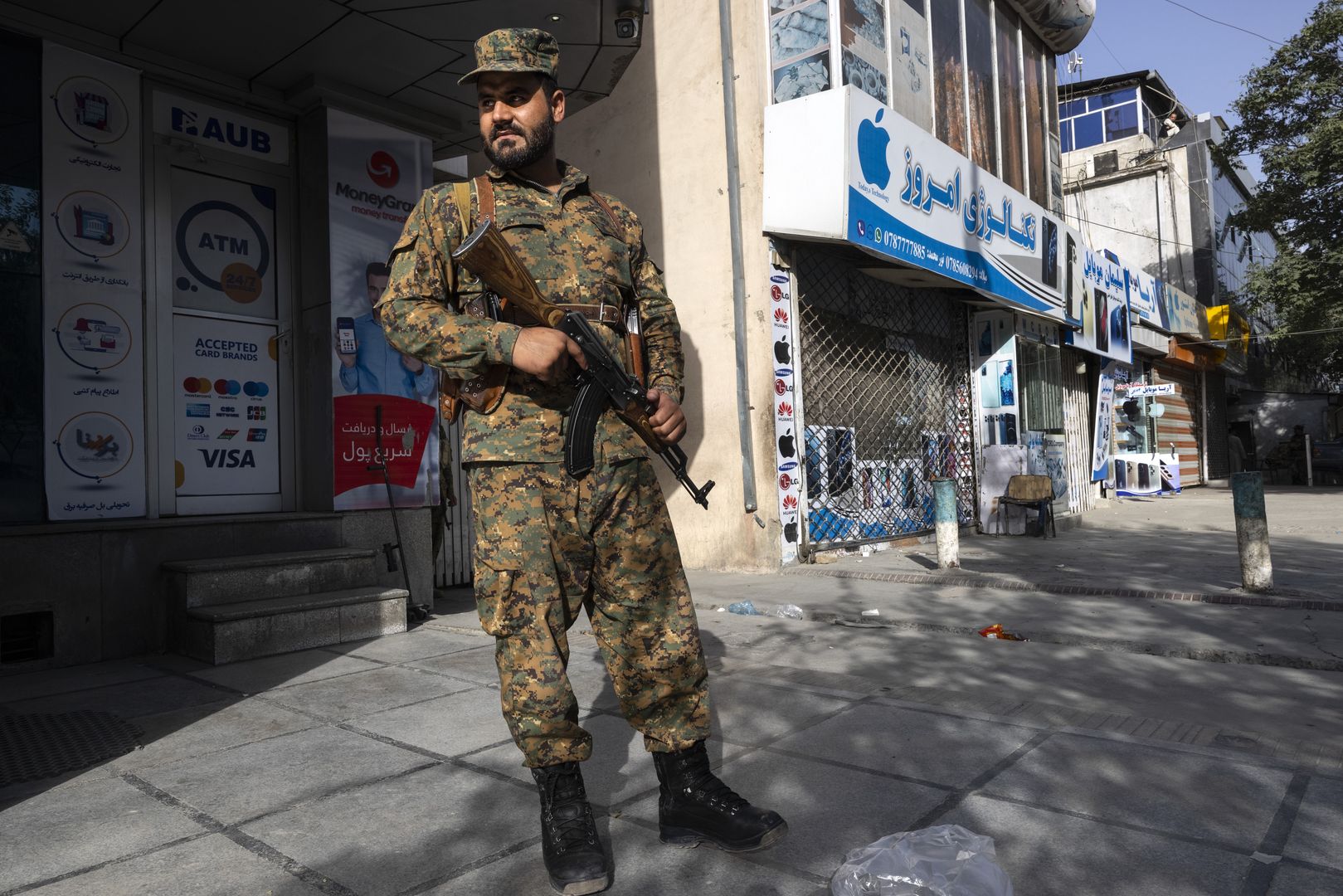 KABUL, AFGANISTAN - AUGUST 13 : Kabul police secure areas in the central part of the city on August 13, 2021 in Kabul, Afghanistan. Tensions are high as the Taliban advance on the capital city after taking Herat and the country's second largest city Kandahar. (Photo by Paula Bronstein /Getty Images)