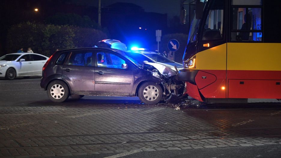W czwartek w Grudziądzu na skrzyżowaniu al. 23 stycznia z ul. Toruńską samochód osobowy czołowo zderzył się z tramwajem. Jedna osoba została ranna.
