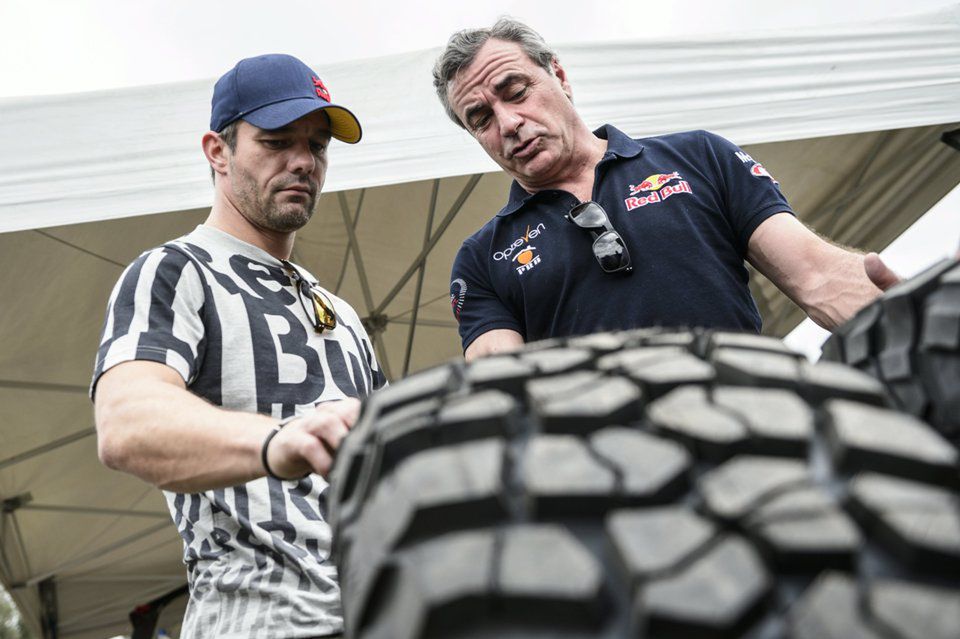 Carlos Sainz to ten po prawej. Czy znajdzie wreszcie konkurencyjne auto? Ten jegomość po lewej na razie nie jest zainteresowany... dlatego był na Dakarze 2014 i rozmawiał z czołowymi zawodnikami