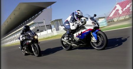 "Wycieczka" po torze BMW S1000RR (video)