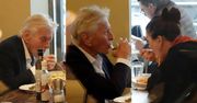 Michael Douglas i Catherine Zeta-Jones ZAJADAJĄ makaron podczas romantycznej KOLACJI W RZYMIE (ZDJĘCIA)