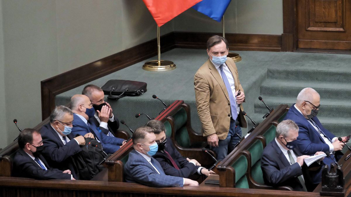 Warszawa, 29.09.2021. Od lewej: minister spraw wewnętrznych i administracji Mariusz Kamiński, minister infrastruktury Andrzej Adamczyk, minister spraw zagranicznych Zbigniew Rau, wiceminister kultury, dziedzictwa narodowego i sportu Jarosław Sellin, minister edukacji i nauki Przemysław Czarnek, rzecznik rządu Piotr Mueller, minister sprawiedliwości Zbigniew Ziobro, wicepremier, minister kultury, dziedzictwa narodowego i sportu Piotr Gliński, wicepremier, minister aktywów państwowych Jacek Sasin w ławach rządowych na sali obrad Sejmu w Warszawie, 29 bm. Sejm rozpoczął trzydniowe posiedzenie. Posłowie zajmą się projektem nowelizacji ustawy budżetowej na bieżący rok, zmianami przepisów podatkowych oraz poprawkami Senatu do ustawy o rekompensacie dla podmiotów działających na obszarze objętym stanem wyjątkowym. (mr) PAP/Mateusz Marek