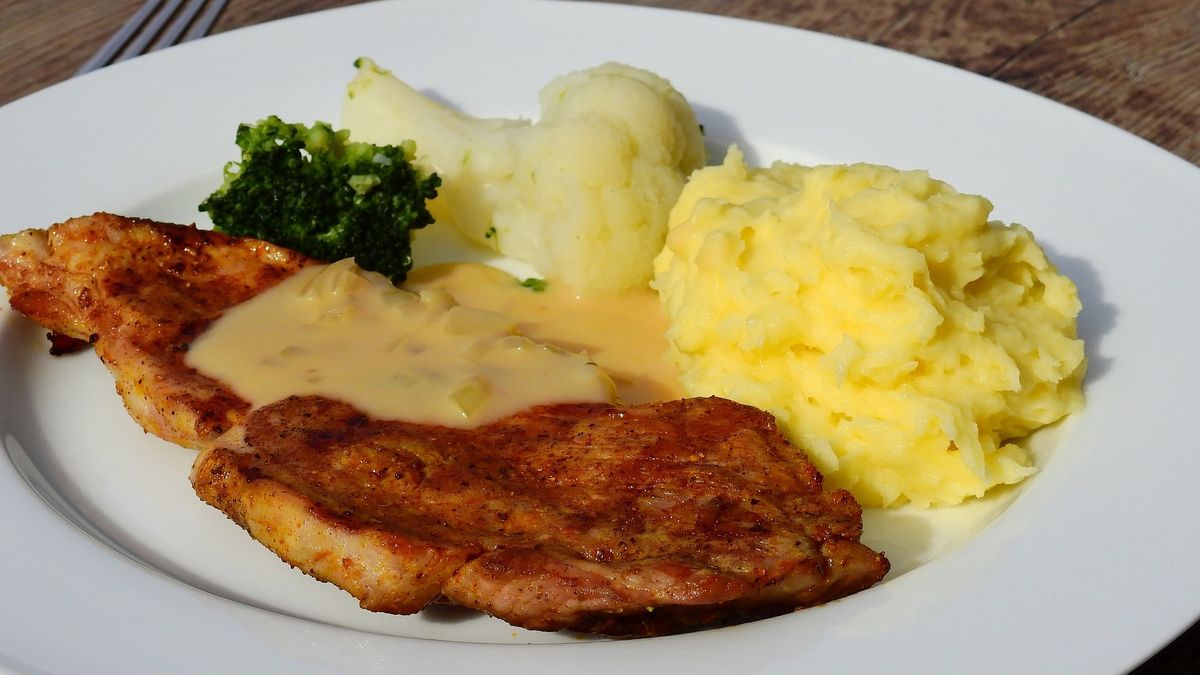 Puree ziemniaczane to wyjątkowo delikatny i kremowy dodatek do różnego rodzaju potraw.