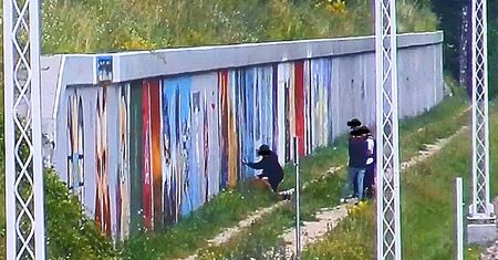 Antywojenne murale zdewastowane. Chuligani nagrani przez monitoring