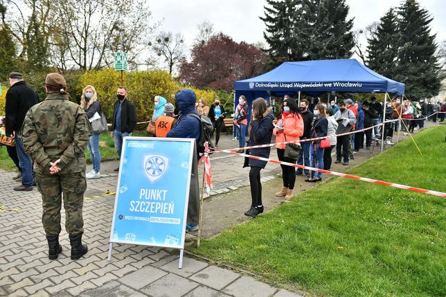 Wrocław, 01.05.2021. Koronawirus w Polsce. Kolejka przed punktem szczepień masowych przeciwko COVID-19 we Wrocławiu, 1 bm. w ramach akcji 'Zaszczep się w Majówkę'. (kf) PAP/Maciej Kulczyński