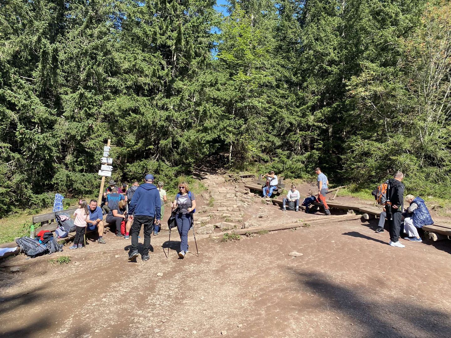 Słoneczne weekendy przyciągają turystów w Tatry