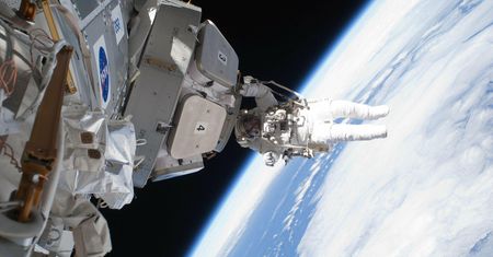Były dowódca ISS o UFO: "widziałem na niebie niezliczone rzeczy, których nie rozumiem"