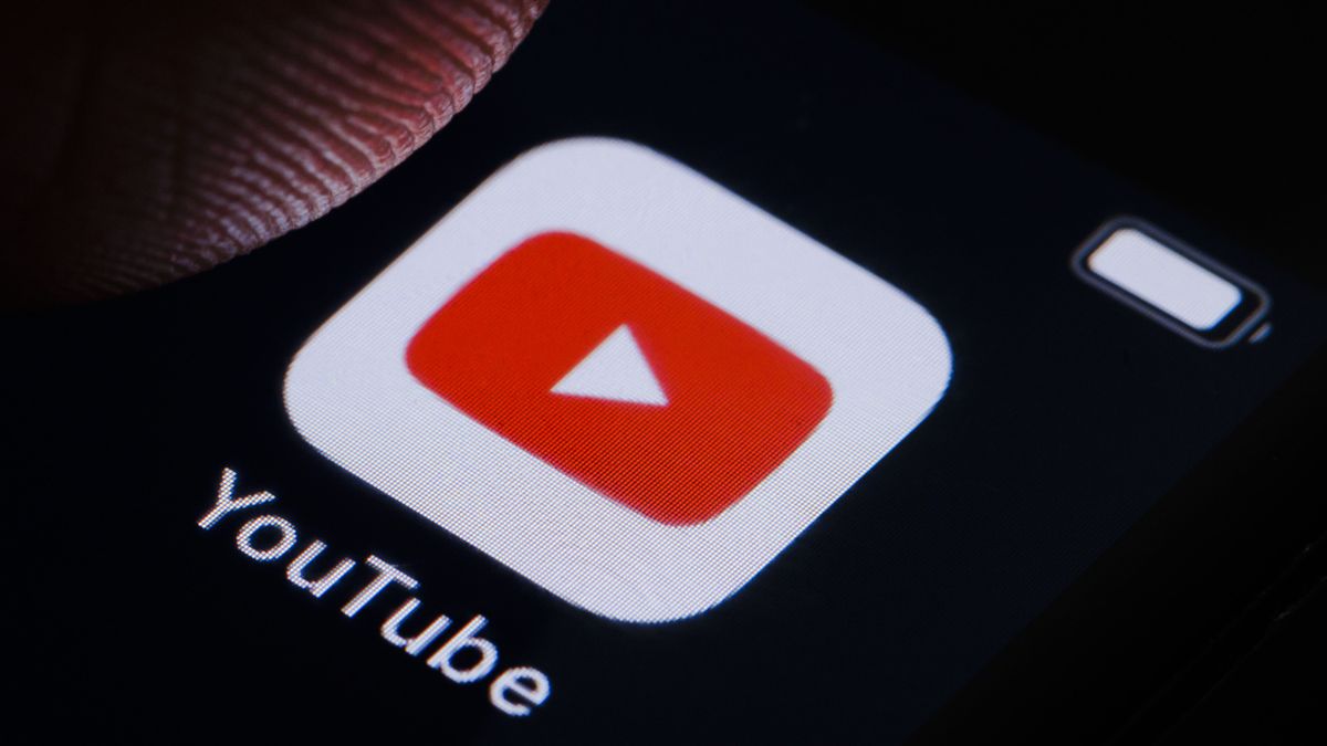 BERLIN, GERMANY - MARCH 10: In this photo illustration the logo of YouTube can be seen on a smartphone on March 10, 2022 in Berlin, Germany. (Photo Illustration by Thomas Trutschel/Photothek via Getty Images)