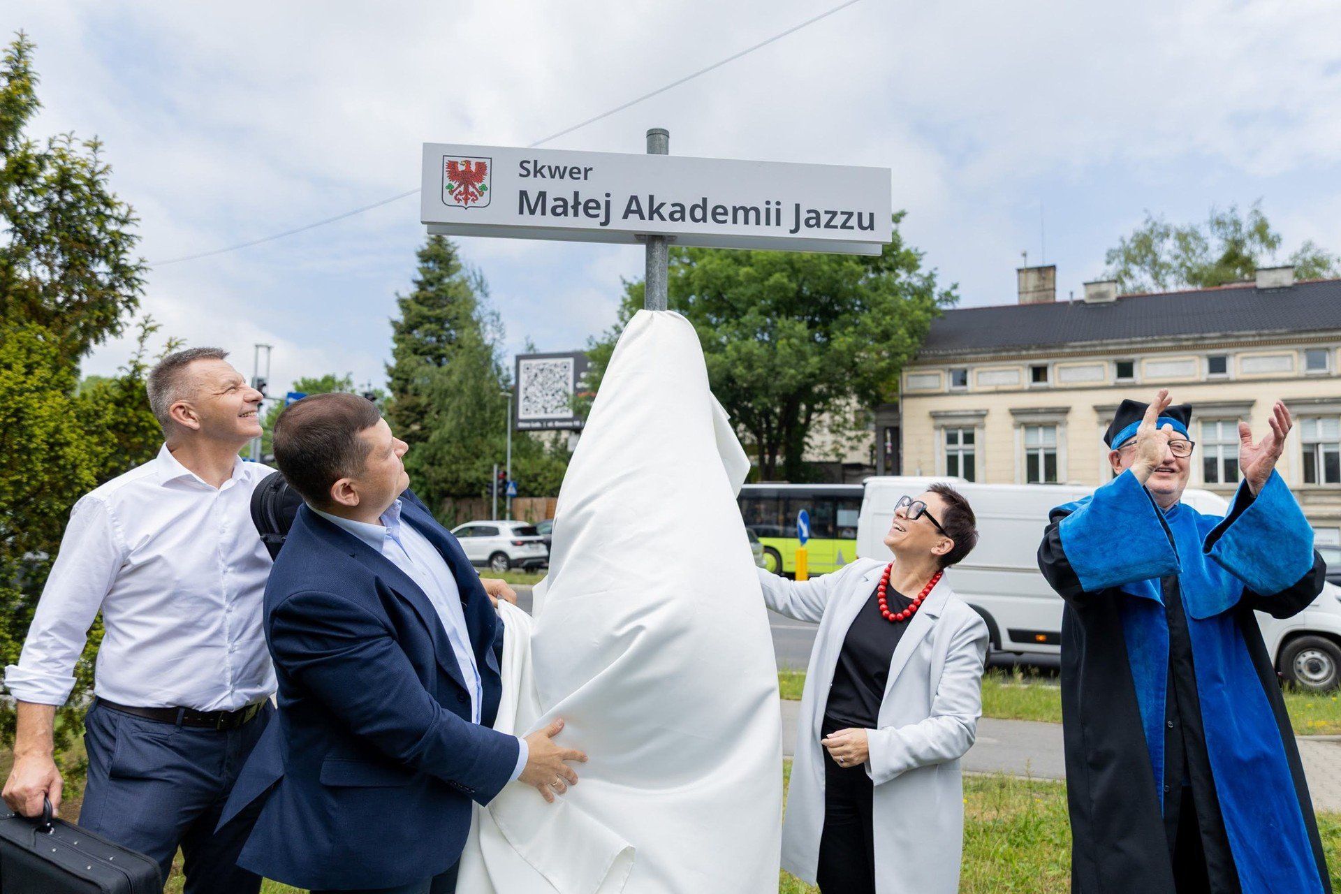 Autorem wizerunku tablic – pierwszą można już zobaczyć na skwerze Małej Akademii Jazzu - jest Łukasz Kulczyński, na co dzień fotograf magistratu.