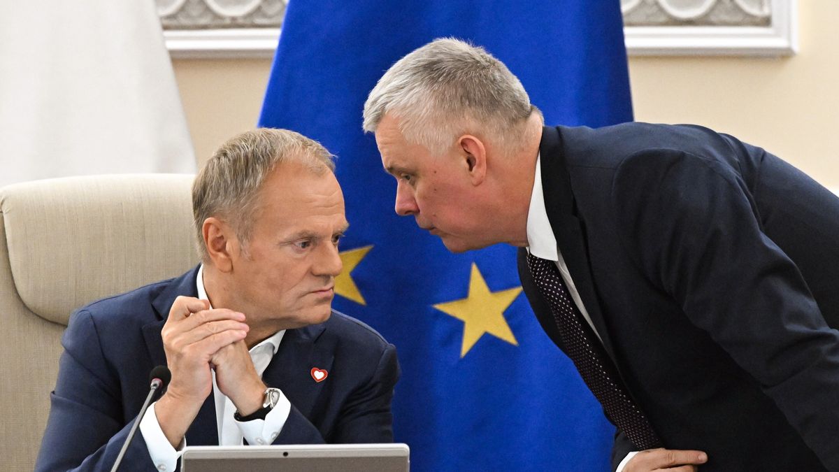 Donald Tusk, Tomasz Siemoniak
Warszawa, 08.10.2024. Premier Donald Tusk (L) i minister spraw wewn�trznych i administracji Tomasz Siemoniak (P) na posiedzeniu rz�du w siedzibie Kancelarii Prezesa Rady Ministr�w w Warszawie, 8 bm. Rada Ministr�w ma zaj�� si� m.in. projektem rozporz�dzenia, kt�re reguluje warunki udzielania pomocy rolnikom poszkodowanych w wyniku kl�sk �ywio�owych w 2024 r. Ministrowie przedstawi� te� raport o sytuacji powodziowej. (aldg) PAP/Radek Pietruszka
Radek Pietruszka
Kancelaria Prezesa Rady Ministr�w, kprm, polityk polityka, posiedzenie, Rada Ministr�w, rz�d, rz�d rz�du, rz�d Tuska, rz�du, rz�du Tuska, w kprm