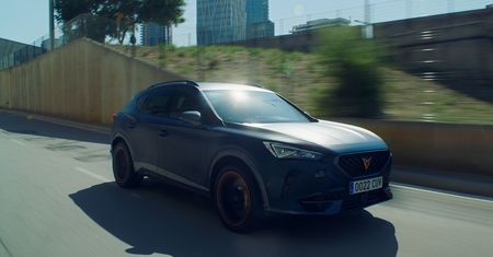 Piłkarze FC Barcelony dostali nowe wozy. Cupra Formentor oficjalnem autem zespołu