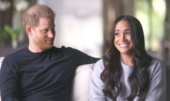Meghan parodiuje "dyganie przed królową", a Harry obserwuje ją z niesmakiem. Internauci nie mają wątpliwości