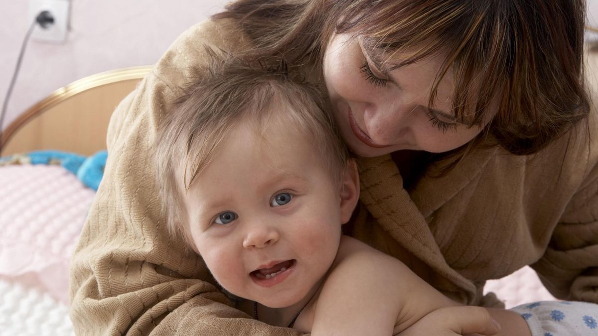 Młoda mama chodzi nago przy swoich dzieciach