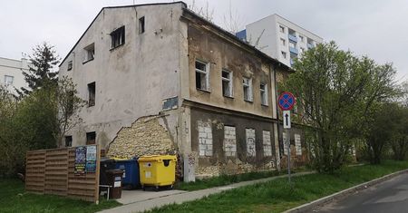 Poranny pożar pustostanu w centrum Lublina. Strażacy przez ostatnie lata interweniowali tu już 15 razy