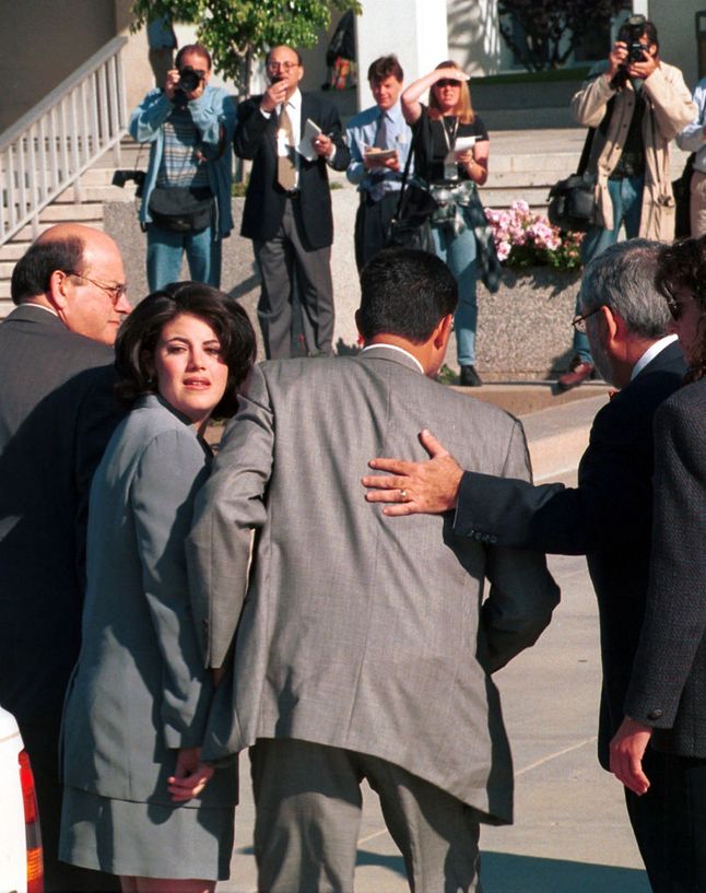 Monica Lewinsky przed sądem prowadzona przez agentów FBI