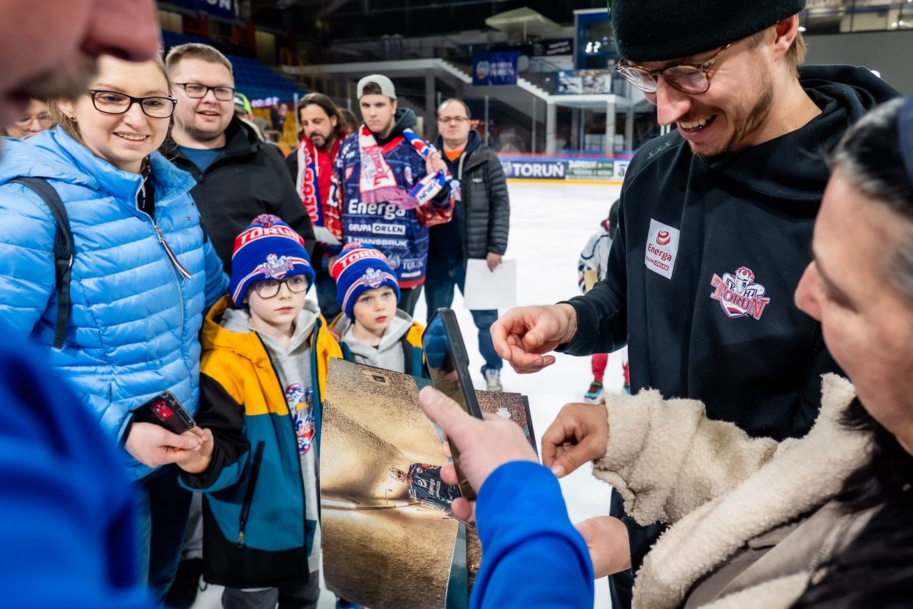 Anton Svensson w otoczeniu kibiców