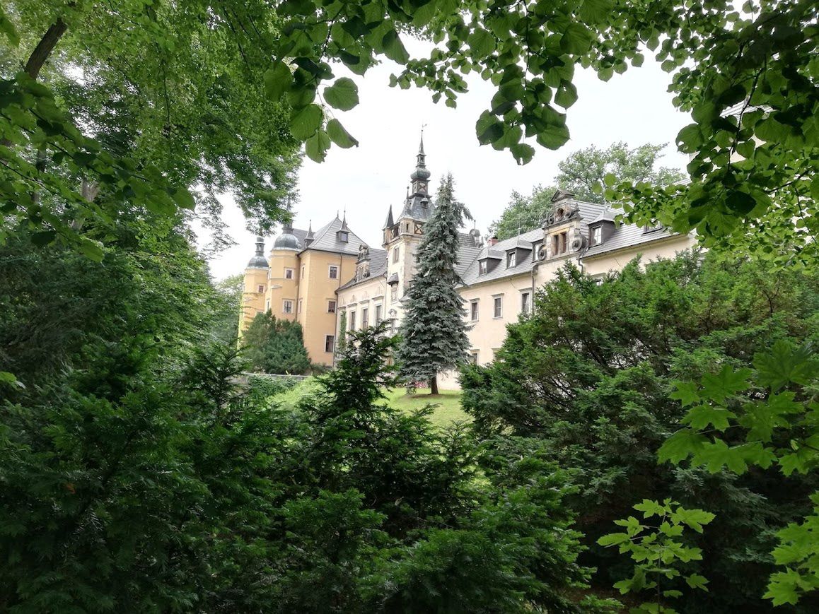 Zamek otoczony jest wspaniałą zielenią