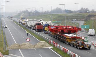 Transport kolejnych części "kreta" dla tunelu na S19. Poważne utrudnienia na A1 i S8