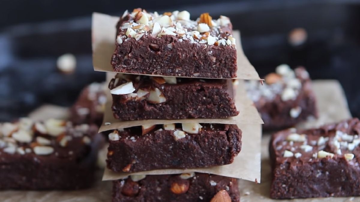 Brownie bez jajek jest bardzo łatwe w przygotowaniu. Dodatkowym atutem tego deseru jest szybkość jego przygotowania.