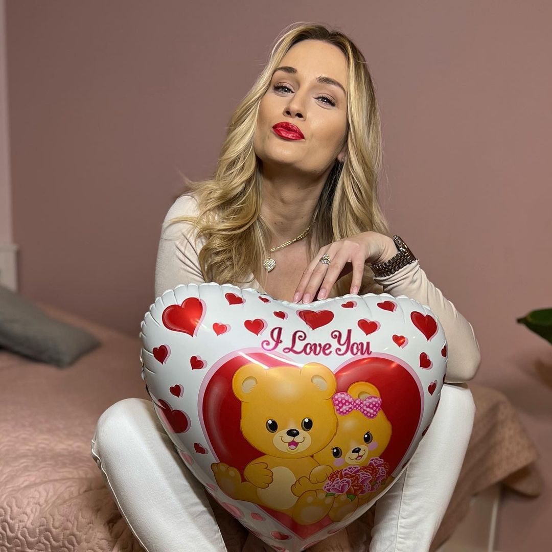 Kamila z "Rolnika" otwiera sezon weselny w czerwonym komplecie. Fani martwią się, że przyćmiła pannę młodą... 