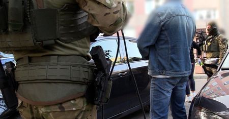 Akcja CBŚP. Narkotyki, broń i kradzieże rowerów. Na Targówku działała zorganizowana grupa przestępcza