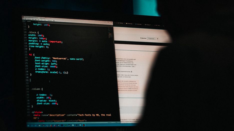 We wtorek 8 marca wieczorem na oficjalnych stronach internetowych rosyjskich organów władzy pojawiły się antywojenne grafiki, flagi Rosji i Ukrainy oraz pytanie "Dlaczego?", napisane w języku angielskim. Jest to kolejny atak hakerski na rosyjskie strony od początku konfliktu.