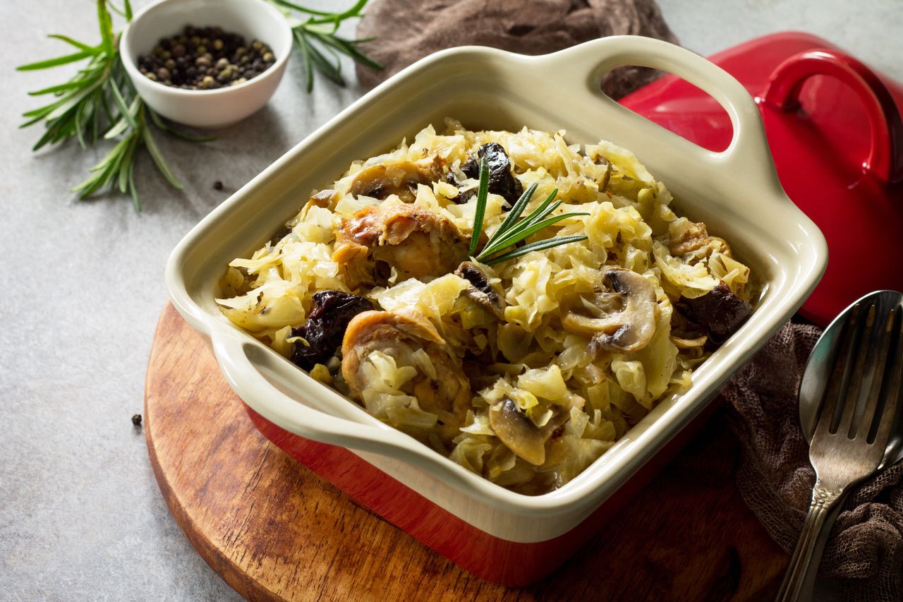 Udko pieczone w kiszonej kapuście z kminkiem