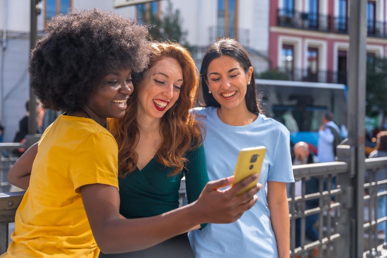 eSIM dla graczy: jak stabilny internet za granicą wpływa na gameplay i streaming?