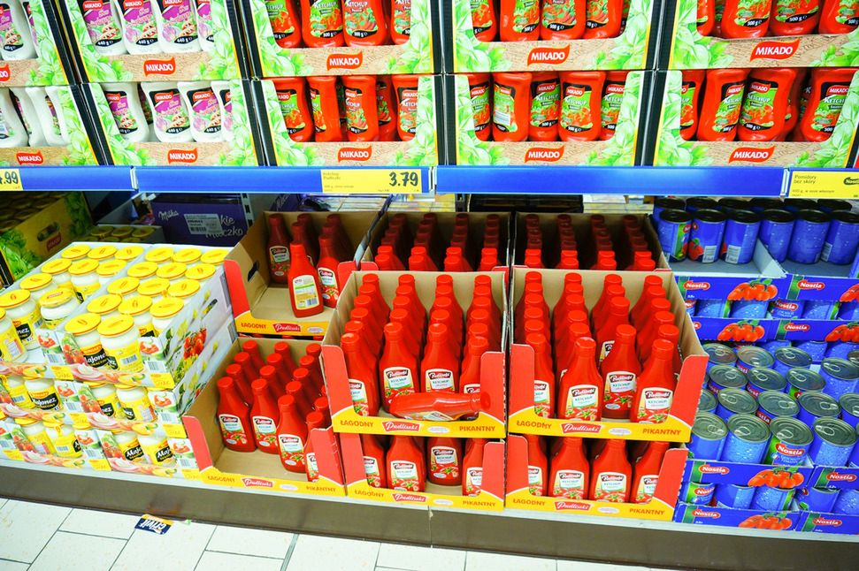 Wybór ketchupu w sklepie