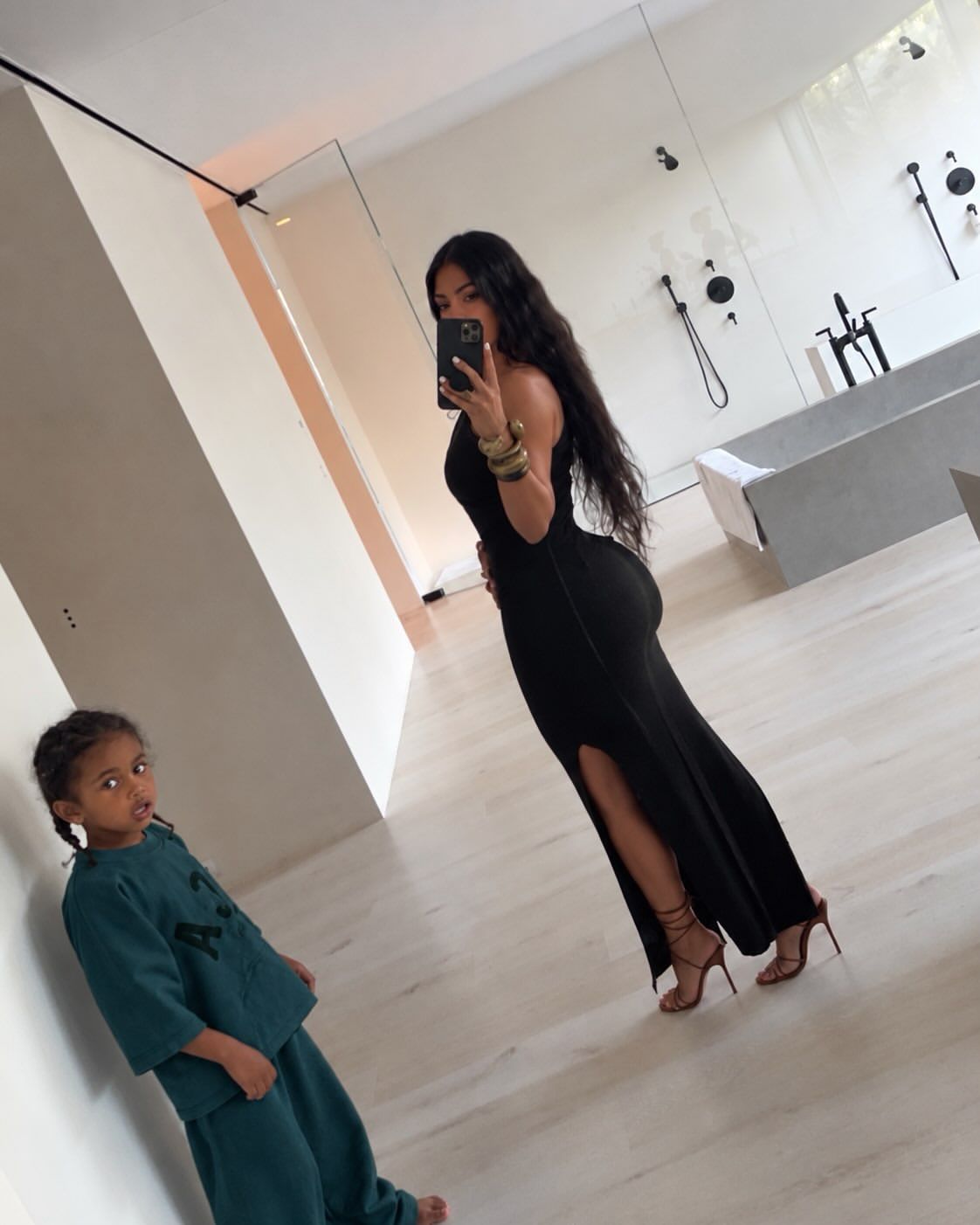 Kim Kardashian prezentuje kulisy przymiarek