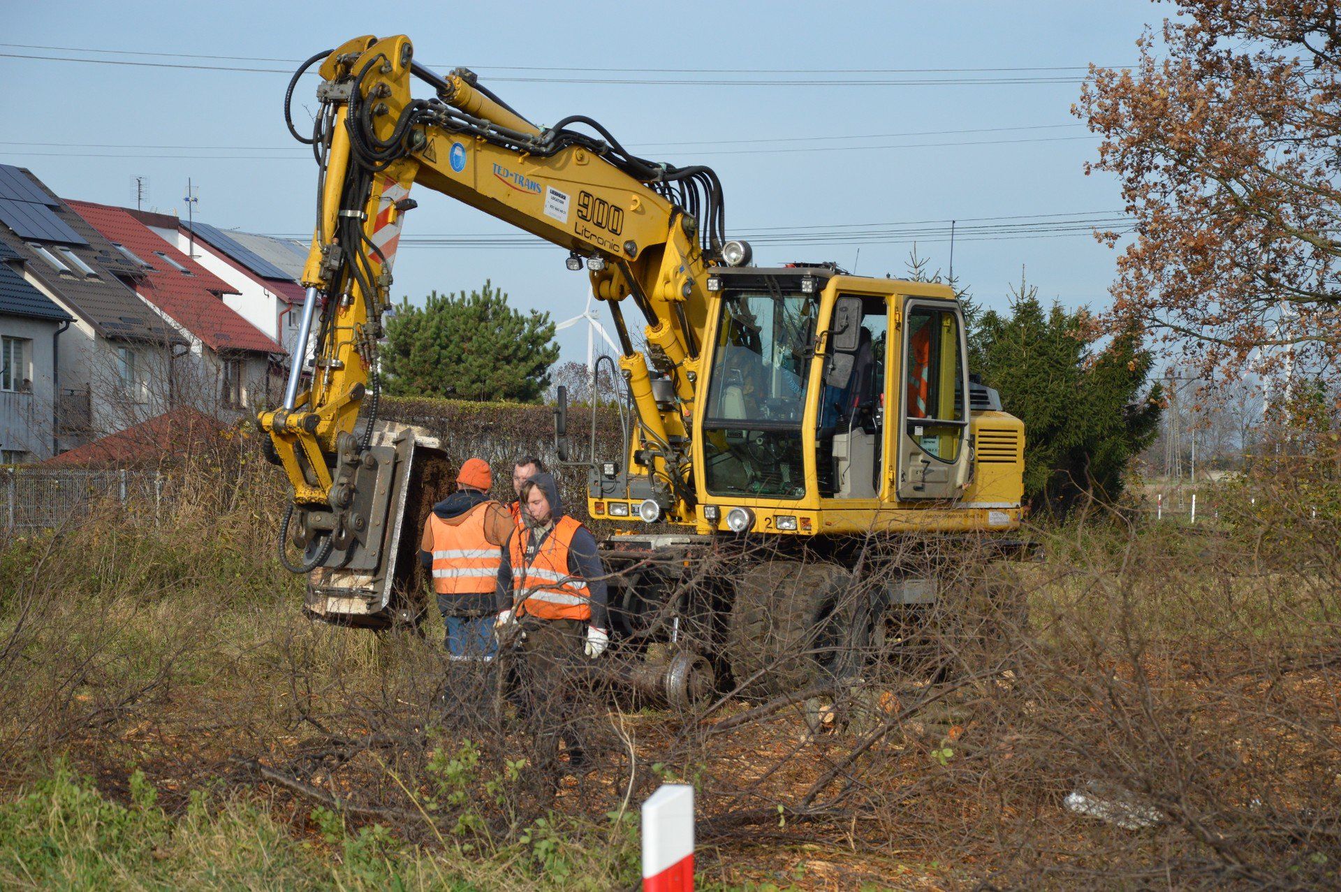 Porządkowanie nieczynnej linii nr 256. Usuwanie roślinności na odcinku w Nowym Dworze Gdańskim