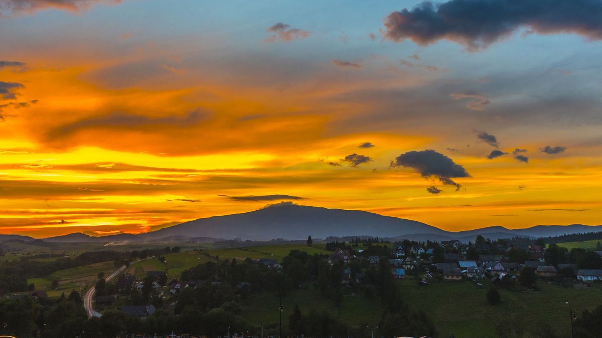 Babia G�raJab�onka 17.08.2020. Widok na Babi� G�r�, najwy�szy szczyt Beskidu �ywieckiego.gr/grPAP/Grzegorz Rogi�skiGrzegorz Rogi�skiBeskid �ywiecki, Beskidy, Beskidy Zachodnie, budynki, cmentarz, domy, g�ra, g�ry, Kotlina Orawska, krajobraz, lato, Orawa, Pasmo Babiog�rskie, pejza�, przyroda, szczyt, turystyka, urlop, wakacje, widok, widoki, grgr2202