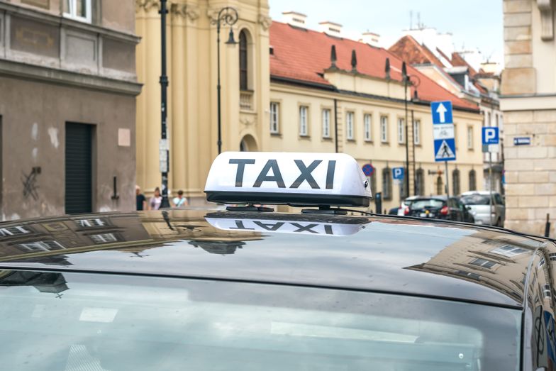 Policja kontroluje szarą strefę w taxi na aplikację. Co czwarty kierowca bez polskiego prawa jazdy